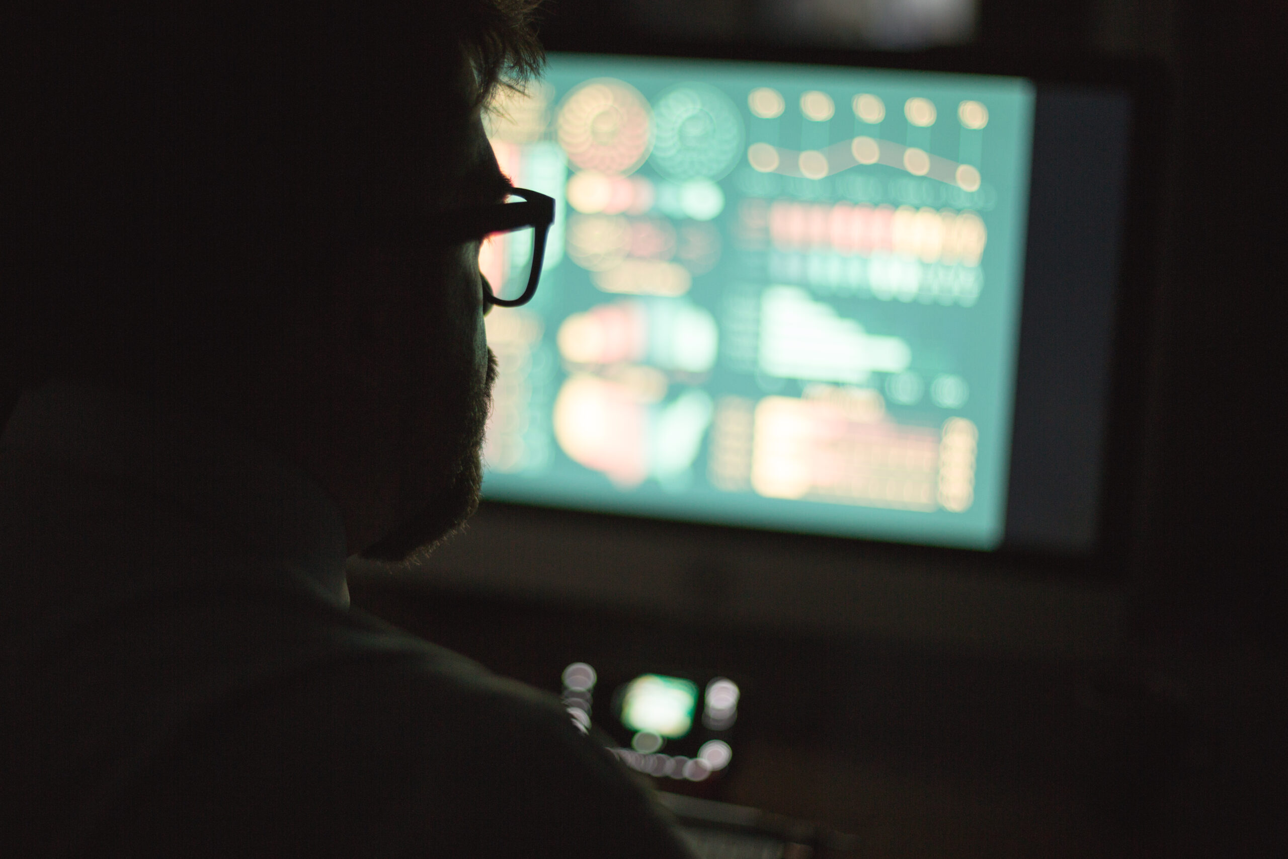 hombre frente a monitor